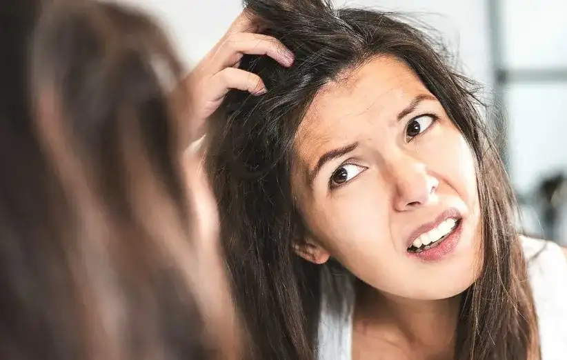 خارش سر چیست؟ علت ها، درمان خانگی و کلینیکی | متخصص پوست و مو