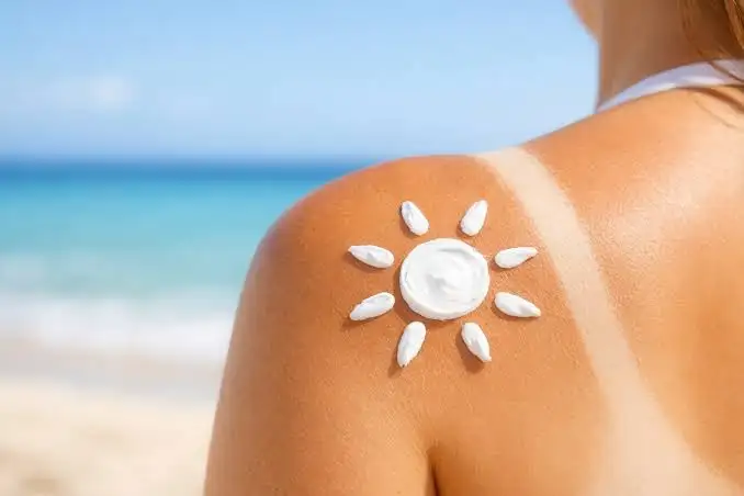 تحلیل علمی پدیده تن‌مکسینگ (Tanmaxxing) | خطرات برنزه‌کردن افراطی برای سلامت پوست